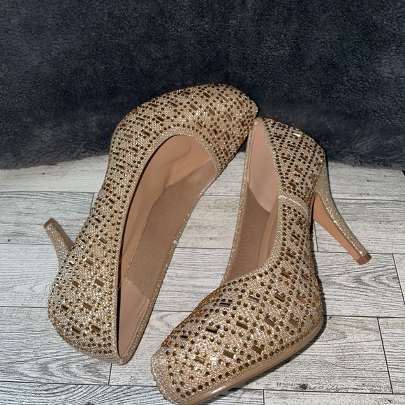 Ladies Gold Heels - Picture 5 of 7